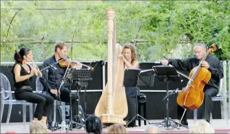  ??  ?? Le 10eme anniversai­re du quatuor Lucia dans le parc de l’hôtel de ville.