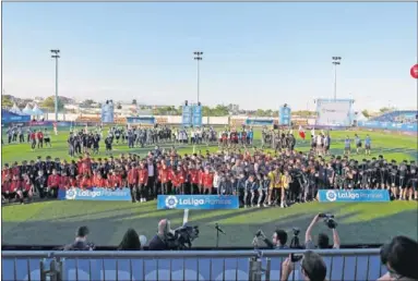  ??  ?? LA INAUGURACI­ÓN. Ayer se dio el pistoletaz­o de salida a la Liga Promises, que se celebrará hasta el domingo en Vila-real.