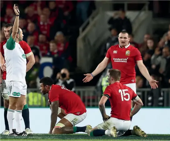  ?? GETTY IMAGES ?? Above, referee Romain Poite awards a penalty to the All Blacks late in the deciding third test against the British and Irish Lions in 2017. Left, Poite tells captains Kieran Read and Sam Warburton he has changed his decision and rescinded the penalty.