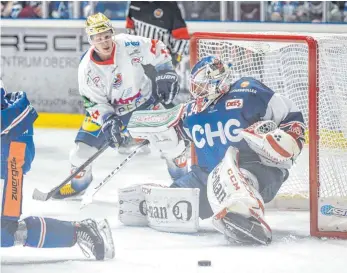  ?? FOTO: FELIX KÄSTLE ?? Goalie Jonas Langmann zeigte sich beim Sieg der Towerstars gegen die Heilbronne­r Falken (Roope Ranta) in Topform.