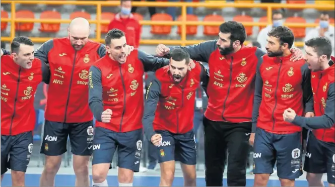  ??  ?? Ariño, Cañellas, Figueras, Solé, Corrales, Sarmiento y Álex Dujsebaev celebran la victoria en el último partido frente a Uruguay.