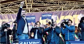  ??  ?? La piazza di Firenze Il leader leghista Matteo Salvini