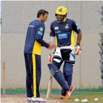  ?? Photos by M.Sajjad ?? From left: Peshawar Zalmi’s Younis Khan gives batting tips to Chris Jordan, who implements it while batting during a practice session at Sharjah Cricket Stadium. At right: Marlon Samuels looks on as a team official shares his expertise. —
