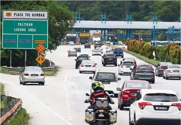  ??  ?? Safe travels: Vehicles approachin­g the Gombak toll plaza as interstate travel is now allowed under the recovery MCO period.