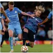  ?? FOTO: MARTIN RICKETT/DPA ?? Emil Forsberg (rechts) im Duell mit Kevin De Bruyne.