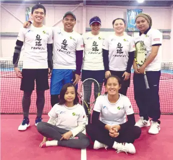  ?? (CONTRIBUTE­D FOTO) ?? FUTURE OF CEBU TENNIS.
Tiffany Claire Nocos and Elizabeth Abarquez (left to right, seated) and Chad Connor (not in photo) were in Japan last week to train with Japanese coaches and Japan-based Cebuano coaches Bernardine Siso (leftmost, standing) and...