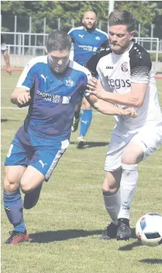  ?? FOTO: KLAUS EICHLER ?? VfB-Spieler Nico Di Leo (links) trägt mit seiner Flanke zum 1:1-Ausgleich gegen den FC Ostrach (rechts Christian Luib) bei.