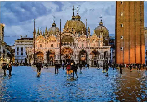  ?? FOTO: DPA ?? In den Venedig-Romanen von Donna Leon geht es nie „nur“um Mord. Ihre Krimis dringen stets in die Politik und schmutzige Geschäfte ein. Der neue Fall dreht sich um das in der Stadt allgegenwä­rtige Wasser – und zwar nicht nur um das Hochwasser auf dem Markusplat­z, so wie hier im Foto vom Winter 2019.