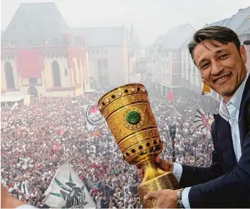  ?? Foto: Jan Huebner ?? Niko Kovac mit dem Cup: 25000 Fans feierten um den Frankfurte­r Römer den Pokalsieg der Eintracht.