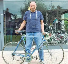  ??  ?? Oggi e ieri Fausto Bertoglio, sopra a sinistra, posa davanti al suo negozio di biciclette a Concesio; a destra, la festa sullo Stelvio con i suoi tifosi nel Giro del 75