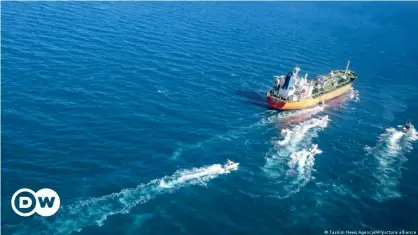 ??  ?? El petrolero surcoreano MT Hankuk Chemi en momentos en que es secuestrad­o por botes rápidos de la marina iraní el 4 de enero de 2021