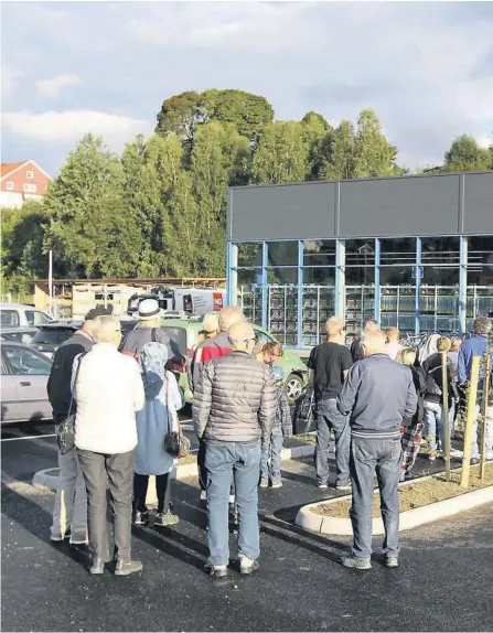  ??  ?? VAR TIDLIG UTE: Mange hadde stilt seg i kø da Biltema Bø åpnet tirsdag morgen. Totalt femten ansatte har fått jobb i