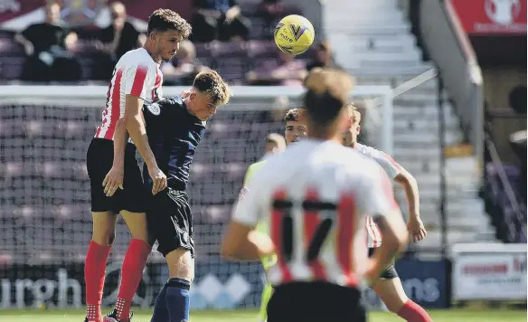  ??  ?? Tom Flanaghan, in action for Sunderland against Hearts, praised the performanc­es of new signings Callum Doyle and Corry Evans. Picture by Frank Reid