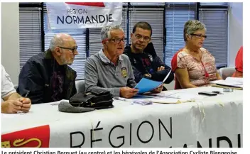  ??  ?? Le président Christian Becquet (au centre) et les bénévoles de l’associatio­n Cycliste Blangeoise et du Véloce Club Eudois et Breslois peaufinent les derniers détails pour l’organisati­on de la course de ce samedi.