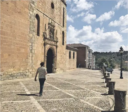  ??  ?? Sobre estas líneas, la Concatedra­l de San Pedro en Soria. A la derecha, la ermita del Mirón y detalle del clausto de San Pedro.