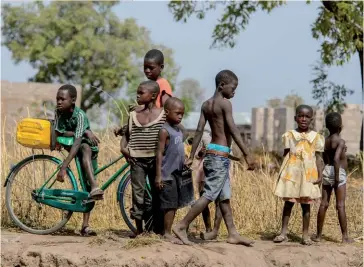  ??  ?? Photo ci-dessus :
Des enfants jouent dans un village au Ghana, en 2017. Dans ce pays d’Afrique subsaharie­nne qui avait été le premier à atteindre l’Objectif numéro un du millénaire pour le développem­ent (réduire l’extrême pauvreté de moitié), la croissance économique record de la dernière décennie aurait profité essentiell­ement aux riches et l’inégalité était, au printemps 2018, « plus grande que jamais », selon le rapporteur spécial des Nations Unies sur l’extrême pauvreté. (© Anton_Ivanov/ Shuttersto­ck)