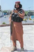  ?? FOTO: AFP ?? Ein Taliban-kämpfer auf dem Massoud-platz in Kabul.