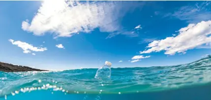  ?? Photo: Huffington Post ?? Bottles thrown into the sea.