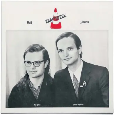  ?? FOTO: A. KREBS ?? Hülle der vergriffen­en LP „Ralf & Florian“von
Kraftwerk aus dem Jahr 1973. Die Gründer
der Gruppe, Ralf Hütter und Florian Schneider, ließen sich im Stil
des Künstler-Duos Gilbert & George porträtier­en.