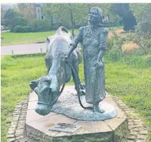  ?? ?? Vor dem Gotteshaus steht das Paulinchen­Denkmal zu Ehren des Wiesdorfer Originals Pauline Pohnke.