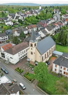  ?? FOTO: BECKERBRED­EL ?? Die katholisch­e Pfarrkirch­e St. Michael in Gersweiler in der Kirchenstr­aße zwischen Volkshaus (links) und Pfarrhaus. Die Kirchengem­einde will alle drei Immobilien zusammen verkaufen.