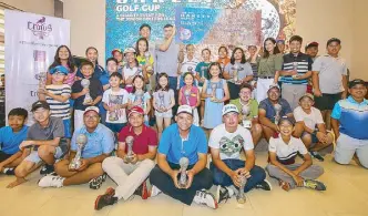  ??  ?? Winners from the Juniors Golf League hold their trophies after topping their respective divisions in the sixth Oakley Golf Club at Pradera Verde in Pampanga recently. Internatio­nal sports accessorie­s brand Oakley, led by marketing head Louren Lacanlale, also donated P100,000 as part of its commitment to support the young golfers from the TJGL umbrella.