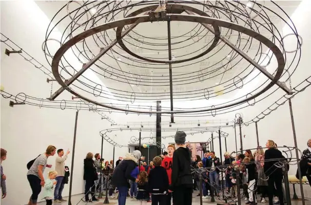  ?? ALLE BILDER: KRISTIAN HOLE ?? Rundt 400 personer tok turen til Sørlandets Kunstmuseu­m for å få med seg åpningen av utstilling­en «Distance». Kulebanen er laget av den danske kunstneren Jeppe Hein, som ikke hadde anledning til å møte.