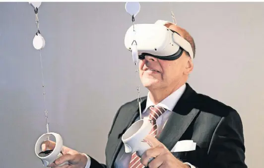  ?? FOTO: W. WALTER ?? Ganz neue Eindrücke gewinnt Kulturdeze­rnent Tillmann Lonnes, als er mit VR-Brille die virtuellen Kunstwerke betrachtet.