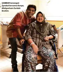  ??  ?? GAMBAR kenangan Zynakal bersama ibunya, Allahyarha­m Zuridah Ibrahim.