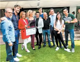  ??  ?? El elenco del primer capítulo estuvo presente en el claquetazo.