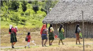  ?? MAURICIO DUEÑAS CASTAÑEDA / EFE ?? Conflicto. Varias mujeres de la comunidad Tule caminan dentro de su resguardo, en Arquía-colombia.