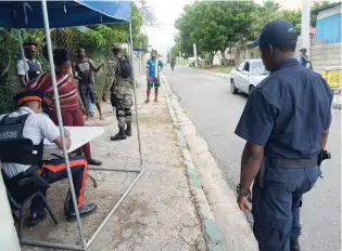  ?? FILE ?? Members of the Jamaica Constabula­ry Force and the Jamaica Defence Force on Little King Street, Denham Town, on November 6, last year.