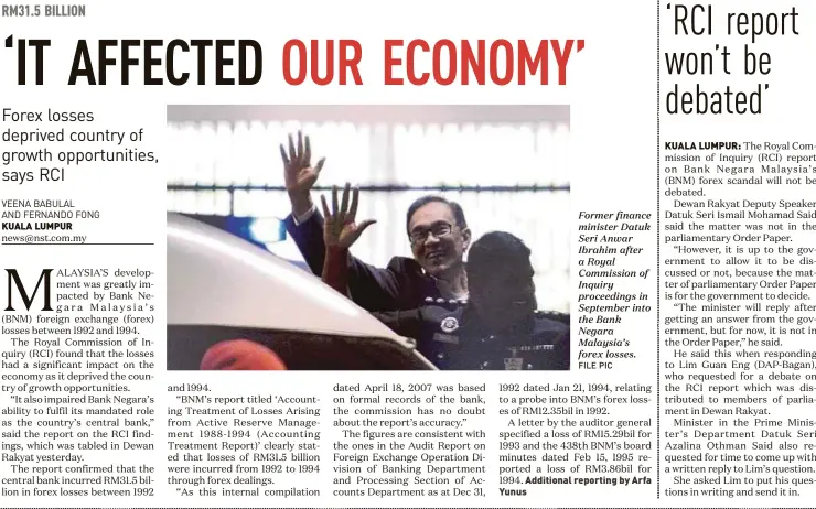  ?? FILE PIC ?? Former finance minister Datuk Seri Anwar Ibrahim after a Royal Commission of Inquiry proceeding­s in September into the Bank Negara Malaysia’s forex losses.