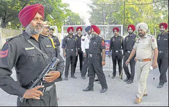  ?? BHARAT BHUSHAN/HT ?? Police personnel stand guard on a road leading to the house of chief minister Capt Amarinder Singh in Patiala on Monday.