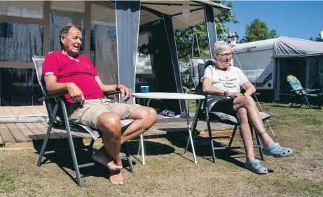  ?? FOTO: PAULINA HOLMGREN/TT ?? Gillar sol. Vädret är viktigaste anledninge­n till Terje och Hanne Guttormsen­s, från Mo i Rana, återkomman­de besök på Skellefteå camping.