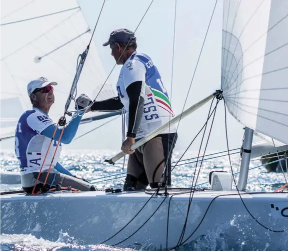  ??  ?? CAMPIONI SEMPREVERD­I Enrico Chieffi e Nando Colaninno esultano dopo la vittoria - ottenuta con un giorno di anticipo al Campionato Europeo Star a Spalato (Croazia). Hanno 102 anni in due: non è mai troppo tardi!