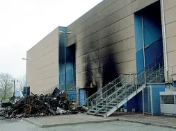  ??  ?? Multisala distrutto e chiuso L’esterno del cinema a Borsea dopo l’incendio