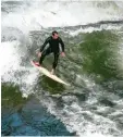  ?? Archivfoto: Monika Schmich Graf ?? Der Eisbach mitten in München ist unter anderem wegen seiner Surfwelle be  kannt.