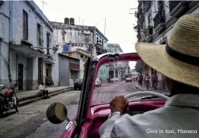  ??  ?? Giro in taxi, Havana