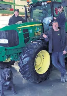 ??  ?? Comme plusieurs producteur­s de grains, Martin Provencher tape du pied. À la blague, il dit être tellement prêt qu’il est rendu à cirer son tracteur!