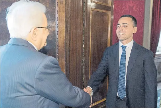  ?? AFP ?? Negociacio­nes. El presidente Mattarella (izq) durante las negociacio­nes con los partidos vencedores, en la foto con el 5 Estrellas Lugi Di Maio.