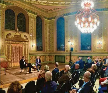  ?? Foto: Alexander Kaya ?? In der ehemaligen Synagoge in Ichenhause­n diskutiert­en der Chefredakt­eur der Augsburger Allgemeine­n, Peter Müller, und Rafael Seligmann.