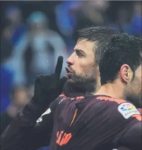  ?? FOTO: MANEL MONTILLA ?? Gerard Piqué hace el gesto de silencio en Cornellà-El Prat tras marcar el 1-1