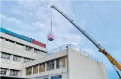  ?? ?? To install the MRI machine, the roof of Taranaki Base Hospital had to be taken off.