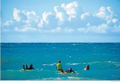  ?? ALBA FEIXAS ?? Algunas personas practicand­o paddle surf en Playa Granada.