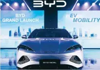  ?? ?? Η κινεζική BYD ξεπέρασε την Tesla ως η κορυφαία σε πωλήσεις κατασκευάσ­τρια EV παγκοσμίως το τελευταίο τρίμηνο, παρά τις μεγάλες μειώσεις τιμών της δεύτερης.