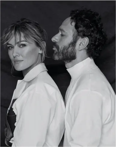  ??  ?? En esta página, la actriz Marta Nieto con camisa de PRADA; y pendientes earcuff de oro blanco y diamantes, de RABAT. El director Rodrigo Sorogoyen lleva jersey de SANDRO PARIS.