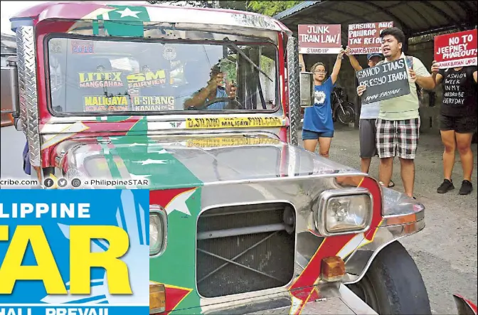  ?? MICHAEL VARCAS ?? JEEPNEY FARE HIKE: Students stage a picket at Philcoa in Quezon City to protest the jeepney fare increase, which took effect yesterday. The Land Transporta­tion Franchisin­g and Regulatory Board said only drivers with the LTFRB’s updated fare matrix may charge the new minimum fare of P10.