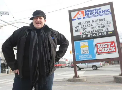  ?? VINCE TALOTTA/TORONTO STAR ?? Josie Candito, owner of Master Mechanic in Toronto, has responded to a boorish sign made by P.E.I. used car dealership owner John Mellish with her own.