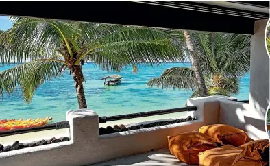  ?? DAVID KIRKLAND/ TURAMA PHOTOGRAPH ?? Pacific Resort Rarotonga is at Muri Beach, in the Cook Islands.
Right: The spacious premium beachfront suite is ideal for couples or families.
